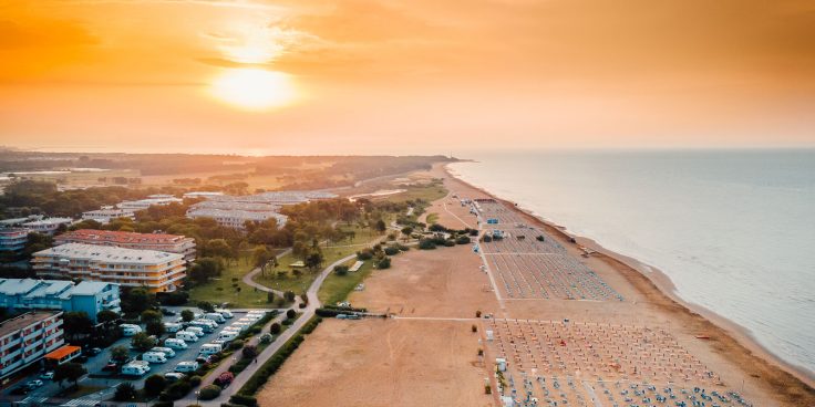 Bibione, größter Strand Italiens: 8 Kilometer Sandstrand mit 6 Strandabschnitten thumbnail