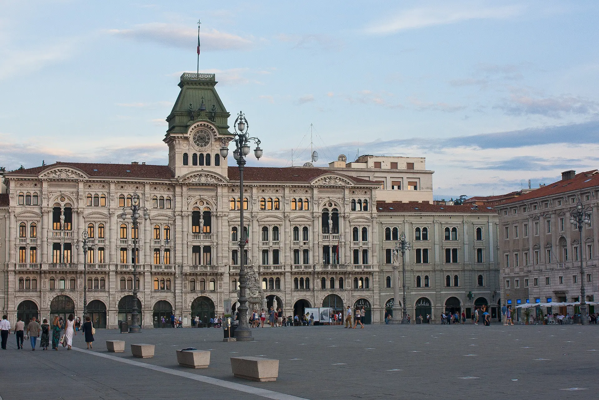 piazza con palazzi e persone a passeggio