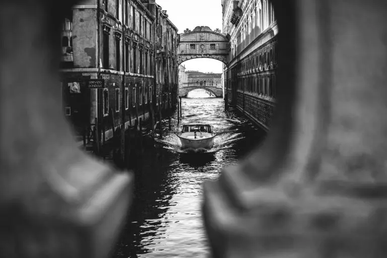 Venezia-in-tour-tra-storia-e-tradizioni_02-768x513.jpg