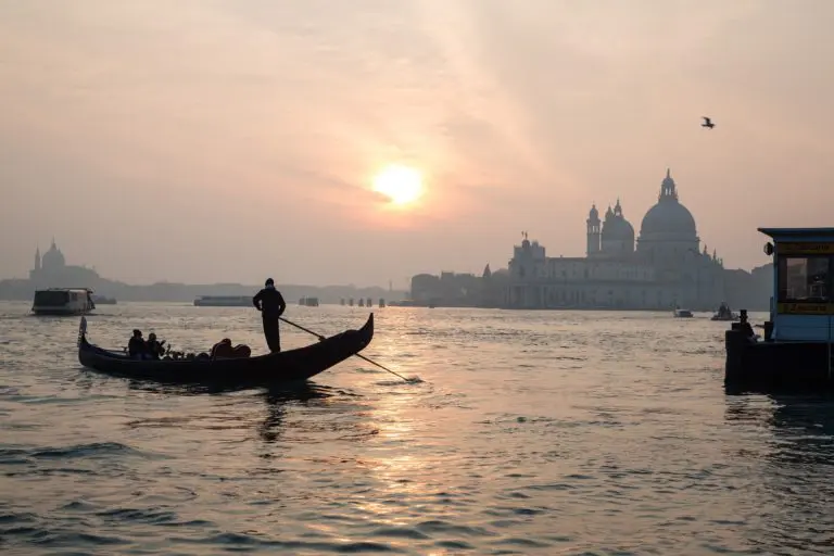 Venezia-in-tour-tra-storia-e-tradizioni_03-768x512.jpg