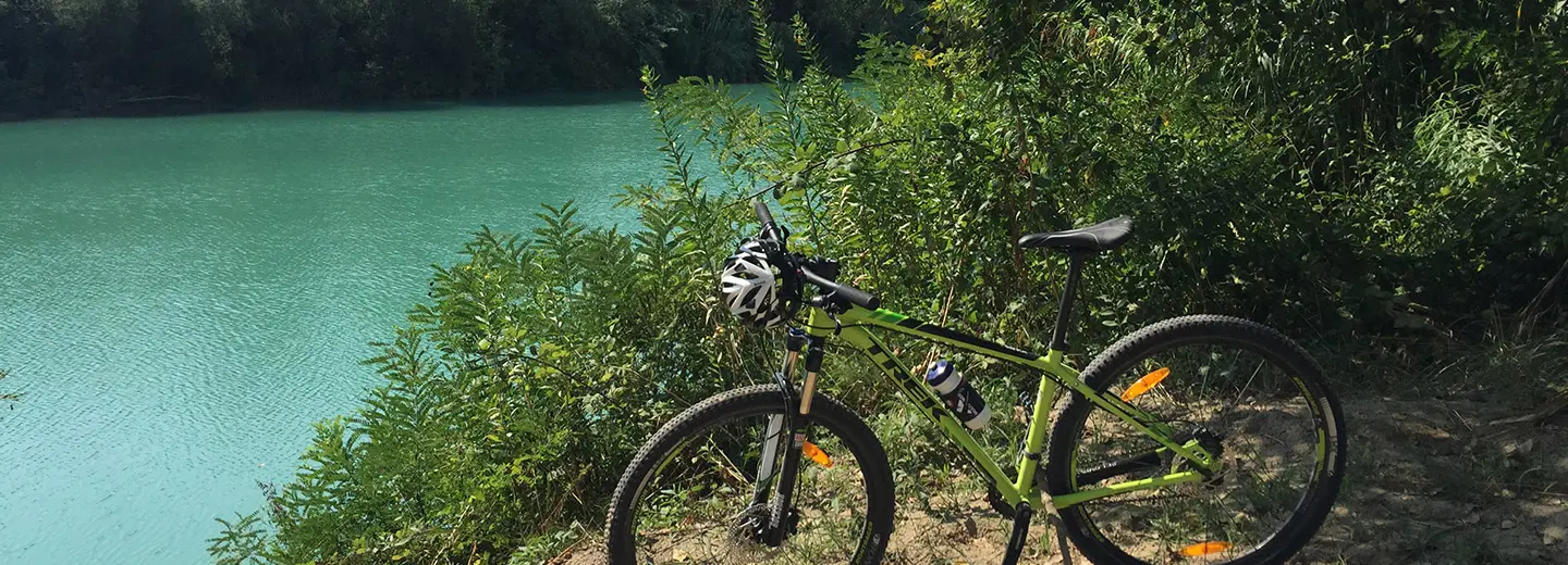 primo piano bicicletta su cavalletto in mezzo alla natura