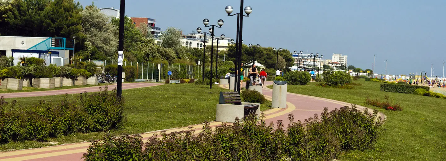 pista ciclabile lungomare con persone passeggiando