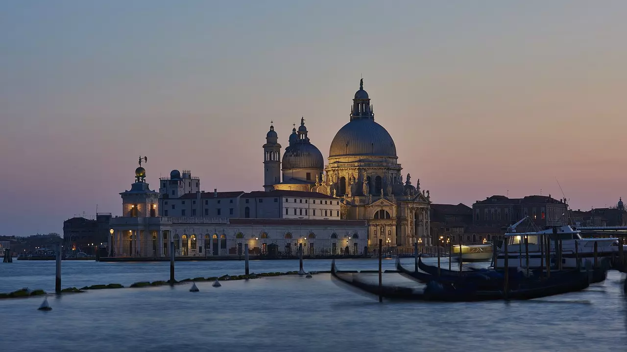 primo piano di Venezia al tramonto presa dalla laguna