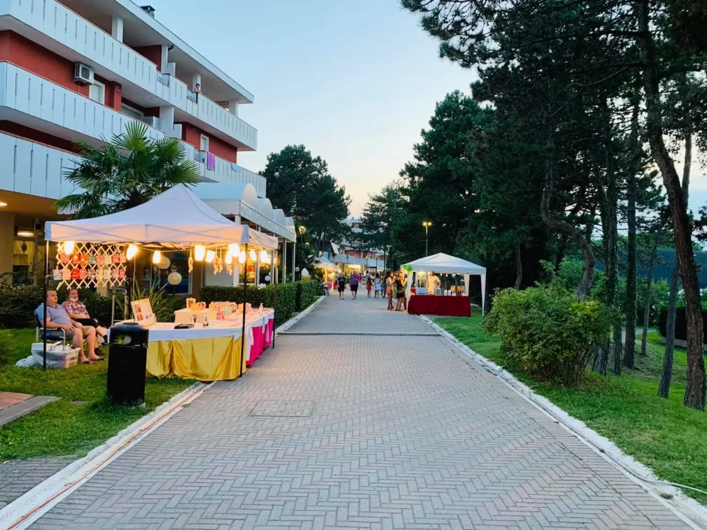 strada con piccoli negozi pop up
