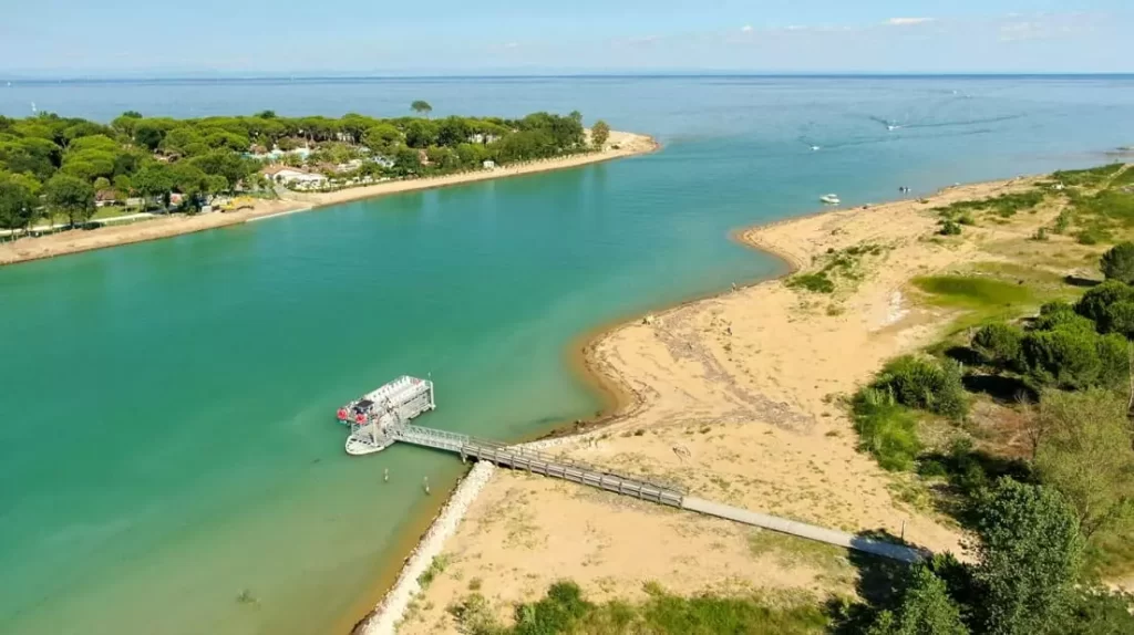 fiume che sfocia nel mare visto dall'alto 