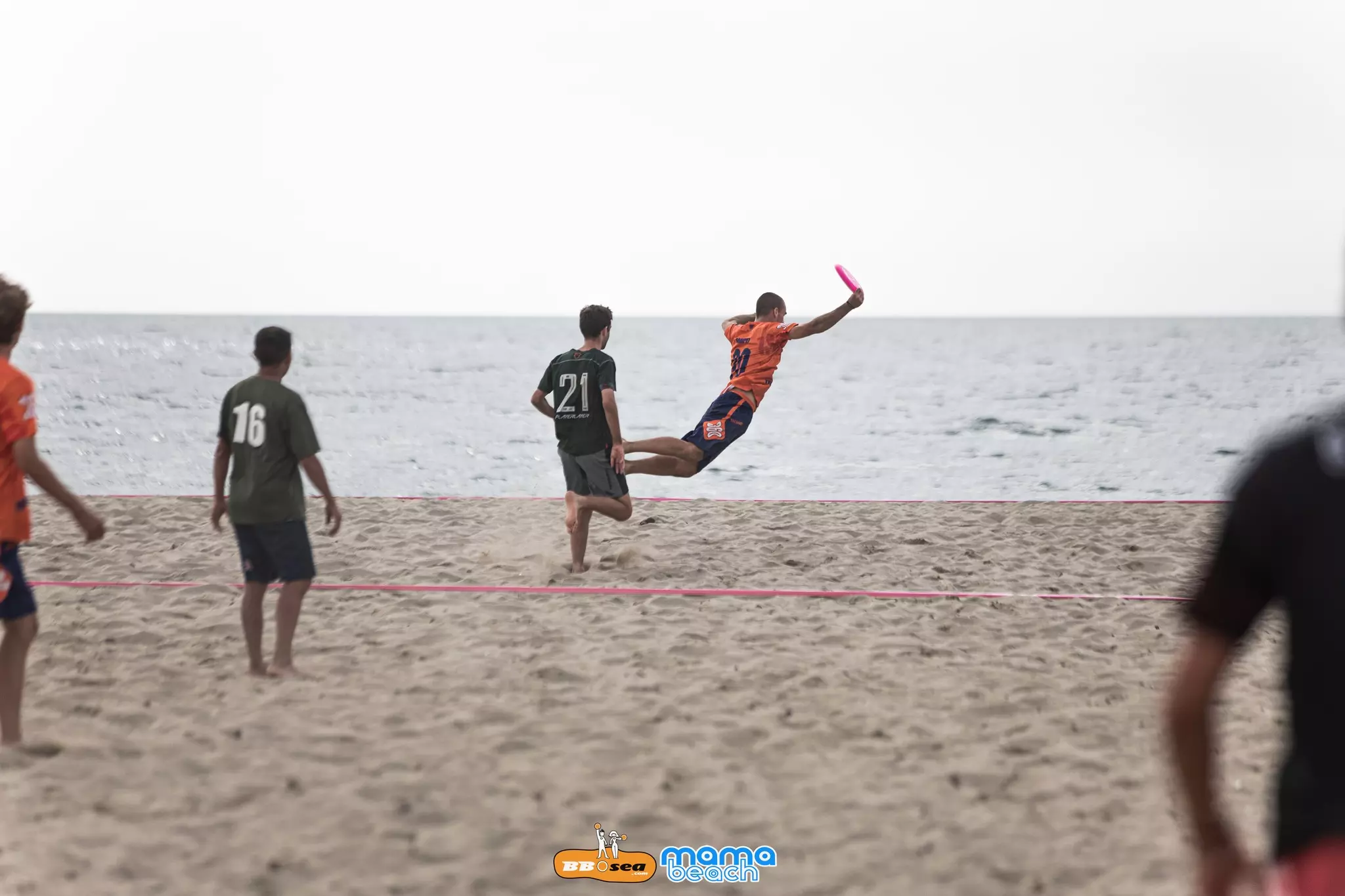 ragazzi che giocano a frisbee sul lungomare