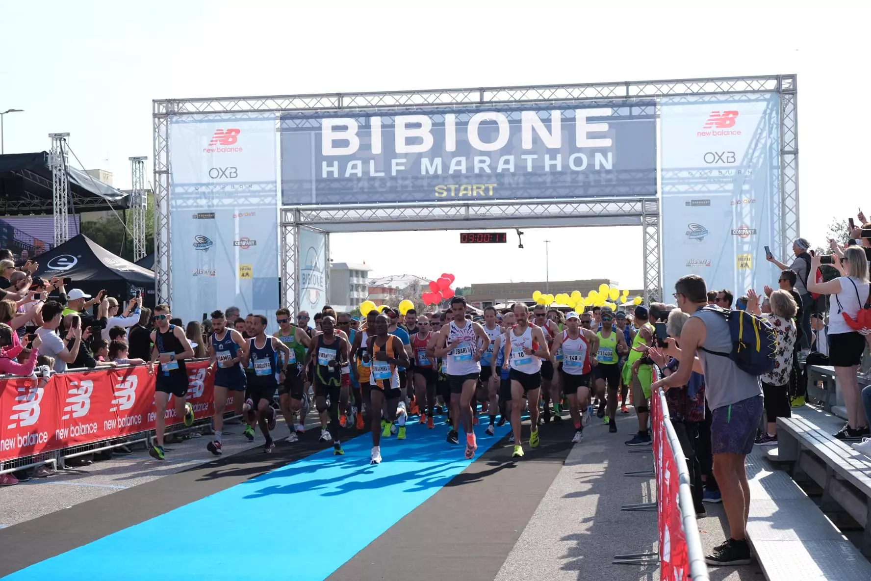 gruppo di atleti appena partiti per la half marathon di Bibione